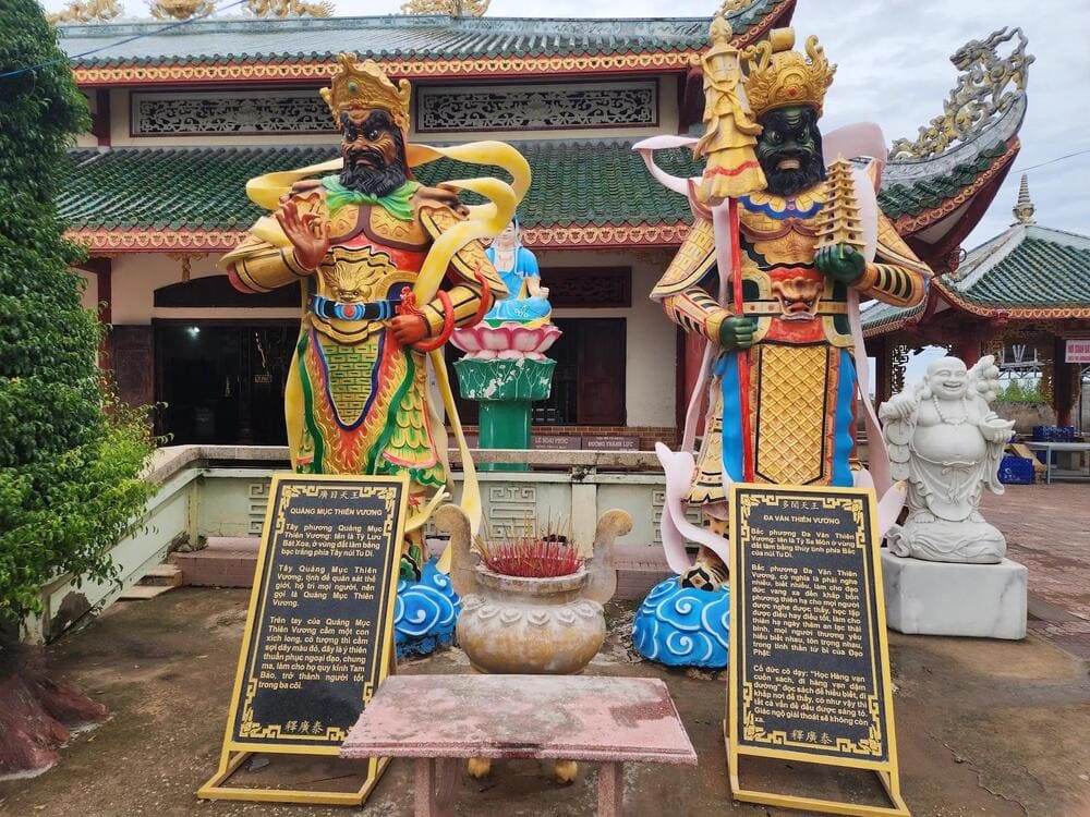 Tượng Quảng Mục Thiên Vương và Đa Văn Thiên Vương trước đại điện (Nguồn: Giáo Hội Phật Giáo Việt Nam)